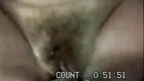 ਪਤਲੀ ਗੋਰੀ ਕਾਰ ਵਿੱਚ fucked ਮਿਲੀ